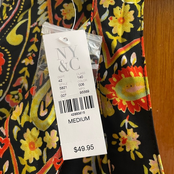 🧚🏽♂️New York & Company- V-neck pattern summer blouse🧚🏽♂️ - Picture 5 of 6